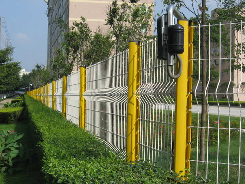 Peach post welded mesh fence